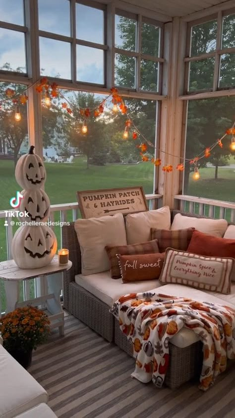 Fall Porch Decor Ideas, Halloween Pumpkin Decor, Fall Apartment Decor, Happy Halloween Pumpkin, Autumn Interior, Fall Room Decor, Fall Porch Decor, Home Decor Fall, Fall Decor Inspiration