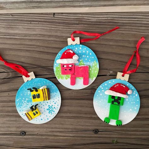 Minecraft Christmas Ornaments Diy, Diy Minecraft Ornaments, Minecraft Ornaments Diy, Minecraft Christmas Ornaments, Minecraft Ornaments, Xmas Clay, Minecraft Crochet, Minecraft Christmas, Painted Christmas Ornaments