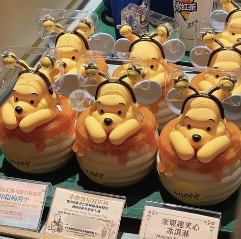 Disney Tokyo Food, Winie The Pooh, Breakfast Sandwich Maker Recipes, Best Disneyland Food, Shanghai Food, Kue Macaroon, Pooh Winnie, Disney Desserts, Shanghai Disneyland