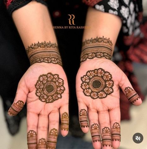 Front Hand Mehndi Designs Circle, Small Front Hand Mehndi Designs, Gol Mehndi Design Simple, Mehandi Round Designs, Gol Tikki Mehndi Design Simple, Simple Modern Mehndi, Mandala Mehandi, Arabian Mehndi, Mehndi Designs Wedding