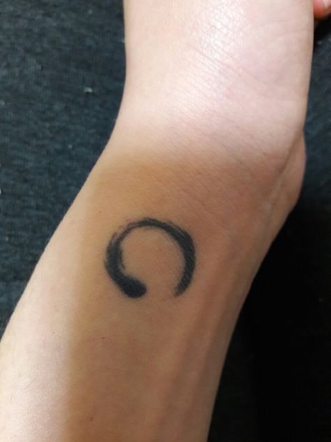 Enso Tattoo Woman, Enso Tattoo, Zen Symbol, Tattoo 2024, Small Chest Tattoos, Tattoos For Women Flowers, Powerful Images, Simplistic Tattoos, Mini Canvas Art