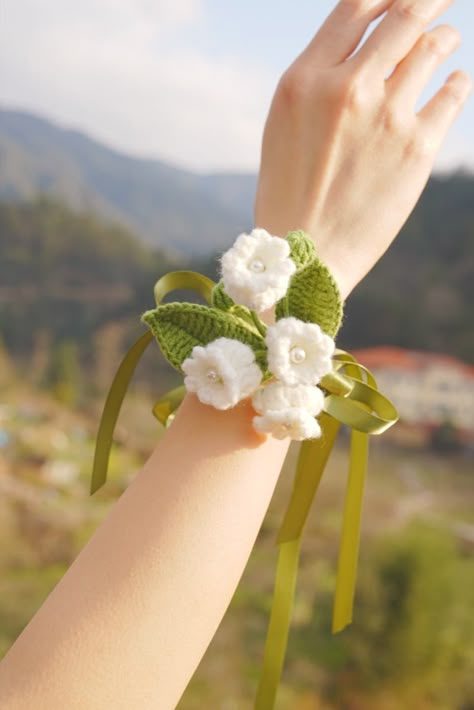 Can be worn as both a wrist corsage or a brooch pin, showcasing the delicate charm of Lily of the Valley flowers. Crochet Flower Corsage, Crochet Corsage Pattern Free, Crochet Bridesmaid Gifts, Corsage Crochet, Diy Corsage Wristlet, Crochet Corsage, Dance Crochet, Diy Corsage, Crochet Cat Hat