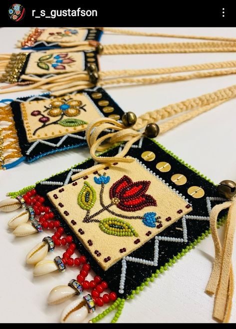 Leather beaded bags Regalia Beadwork, Metis Beading, Beaded Leather Bag, Beaded Ideas, Powwow Regalia, Beaded Projects, Native American Beadwork Patterns, Beaded Pouch, Seed Bead Jewelry Patterns