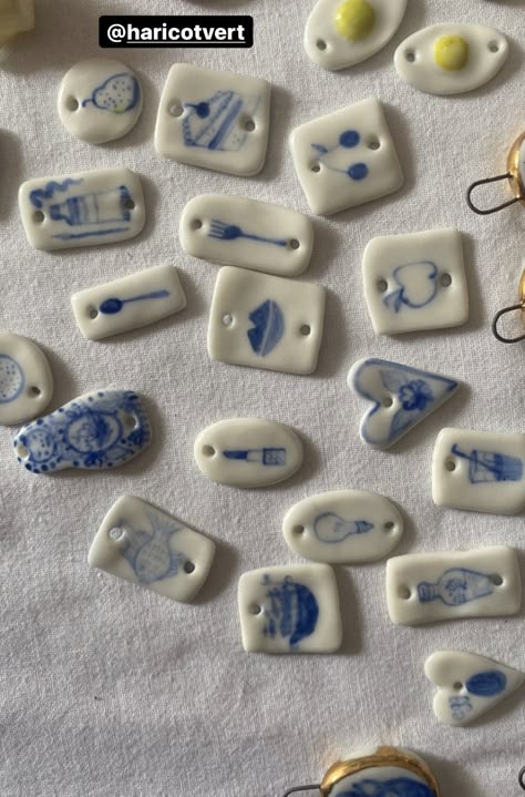 Ceramic Charms, Clay Magnets, Clay Diy Projects, Pottery Crafts, Ceramics Pottery Art, Clay Jewelry Diy, Clay Art Projects, Ceramics Ideas Pottery, Polymer Clay Projects