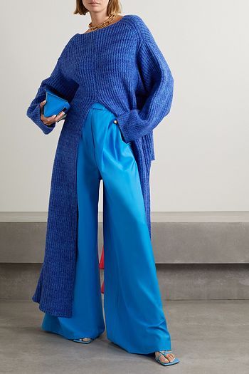 Christopher John Rogers' color palettes continue to be a memorable aspect of his collections, as does his experimental approach to proportions. This tonal-blue sweater has sweeping side panels that hit an ankle-grazing length and elongated, bright-pink grosgrain ties that secure the open back. Ready To Wear Fall Winter 2023 2024, Bright Winter Fashion, Blue Color Block Outfit, Monochrome Outfit Street Style, Shades Of Blue Outfit, Deep Winter Color Palette Outfits, Blue Fashion Outfits, All Blue Outfit, Christopher John Rogers