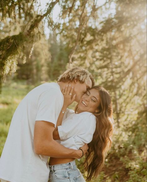 Creative Photo Ideas, Fall Couple Pictures, Fall Photoshoot Ideas, Portret Feminin, Fall Couple Photos, Shooting Couple, Engagement Picture Outfits, Cute Engagement Photos, Couple Engagement Pictures