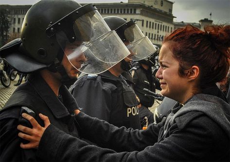 18 Powerful Moments of Peace During Protests | Bored Panda Powerful Pictures, Student Protest, Riot Police, Powerful Images, Foto Art, Human Condition, Faith In Humanity, Photojournalism, Police Officer