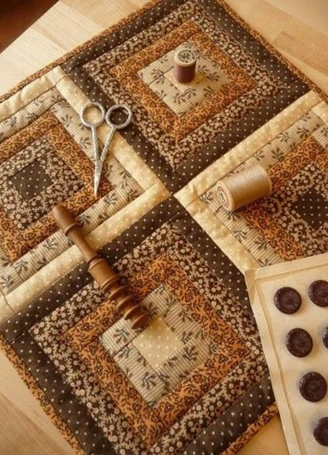 Log Cabin Earth Tones Karpet Perca, Colchas Quilting, Mini Patchwork, Log Cabin Quilt Pattern, Log Cabin Quilt Blocks, Log Cabin Quilts, Miniature Quilts, Log Cabin Quilt, Quilted Table Runner