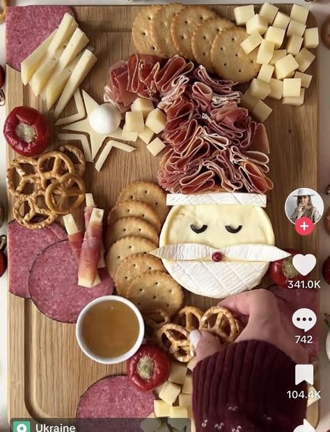 Santa Cheese Board, Snack Platters, Cheese And Cracker Tray, Meat Tray, Cracker Tray, Meat Trays, Christmas Platter, Snack Platter, Xmas Ideas