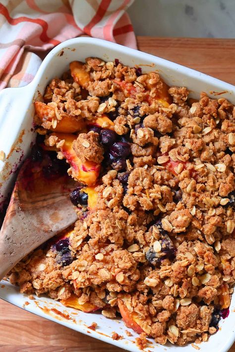 My Fresh Peach and Blueberry Crisp uses ripe, fresh peaches that taste even sweeter with the addition of tart, blueberries! Peach And Blueberry Crisp, Peach Blueberry Crisp, Fresh Blueberry Recipes, Canned Blueberries, Blueberry Crisp, Peach Blueberry, Blueberry Topping, Peach Crisp, Oat Crumble