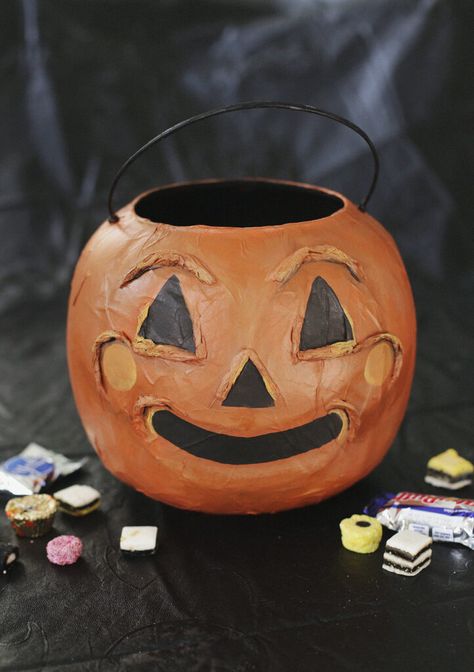 Vintage Pumpkin Bucket, Diy Halloween Candy, Paper Mache Pumpkins, Pumpkin Pail, Treat Bucket, Pumpkin Bucket, Candy Bucket, Halloween Buckets, Diy Pumpkin