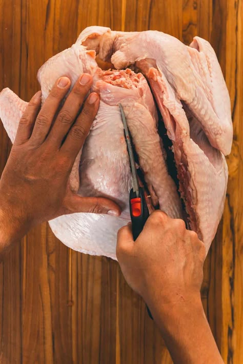 Discover the secret to perfect turkey: Spatchcocking! 🦃✂️ Our step-by-step guide makes it easy to butterfly your bird for crispy skin and juicy meat. Ready to take your Thanksgiving turkey to the next level? Learn how to spatchcock a turkey like a pro and then make the most delicious smoked or roasted spatchcock turkey recipe, in half the time it takes to roast a traditional turkey! 🍽️ It's the secret to perfectly cooked, juicy meat with crispy skin. Whether you're a seasoned chef or a ... Spatch Cocked Turkey, Butterfly Turkey Recipes, How To Debone A Turkey, How To Spatchcock A Turkey Video, How To Cut A Turkey, How To Spatchcock A Turkey, Spatchcock Turkey Breast, Spatchcock Turkey Oven, Butterflied Turkey