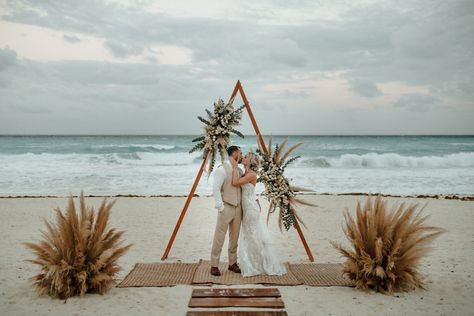 Live Aqua Cancun, Mexican Beach Wedding, Hard Rock Cancun, Beach Wedding Arch, Diy Beach Wedding, Wedding Setup, Mexican Beaches, Riviera Maya Weddings, Cancun Resorts