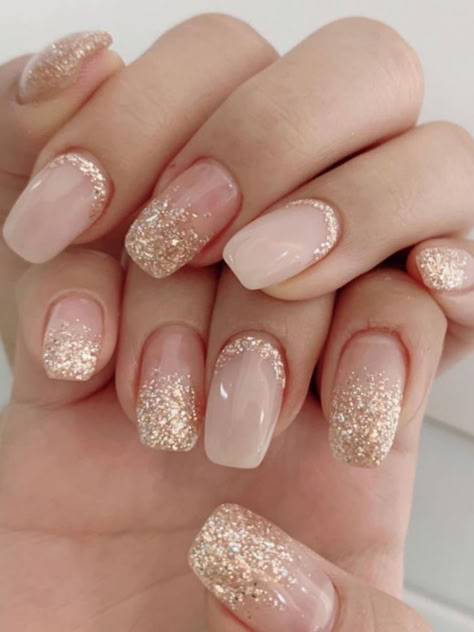 Korean glitter nails: gold glitter ombre Beige And Glitter Nails, Gold Glitter Fall Nails, Beige Nails With Gold Glitter, Sparkle Champagne Nails, Glitter Nails For Wedding, Wedding Bridesmaids Nails, Nails With Crystals Rhinestones, Simple Gold Glitter Nails, Glittery Wedding Nails