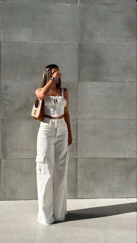 Rate This Cargo pants outfit From ⭐1~10. SAVE & FOLLOW i will update everyweek. White Cargo Jeans Outfit, How To Style White Cargo Pants, Pantalon Blanco Outfit, White Cargo Pants Outfit, White Cargo Jeans, White Outfit Casual, Cargo Pants Women Outfit, White Outfits For Women, Cargo Outfit