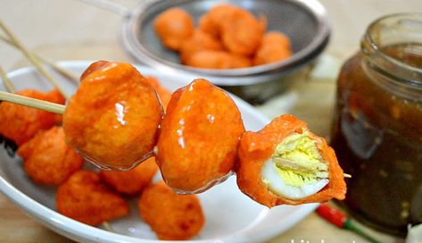 Pinoy Street Food Photography, Kwek Kwek Recipe, Chicken Kelaguen, Silog Meals, Kwek Kwek, Kikiam Street Food, Kwek Kwek Street Food, Afterschool Snacks, Yummy Kitchen