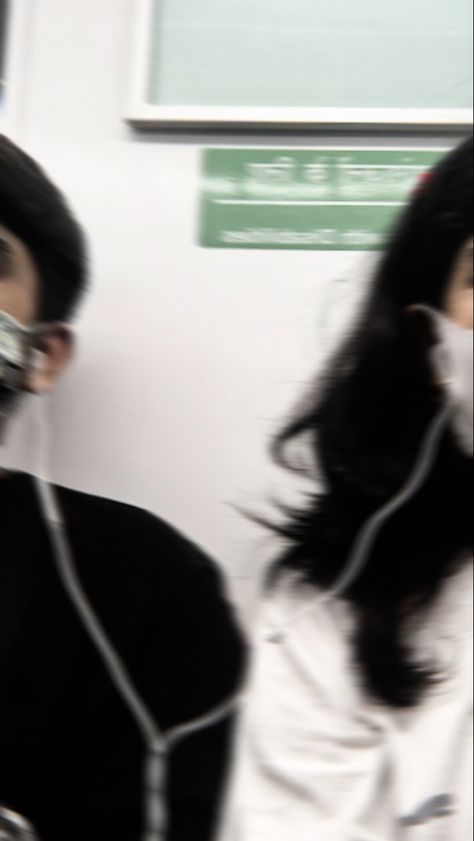 Couple Earphone Aesthetic, Earphone Couple Aesthetic, Couple Sharing Headphones Aesthetic, Sharing Music Aesthetic, Sharing Earphones Couple Aesthetic, Subway Couple Aesthetic, Sharing Earphones Couple, Sharing Earphones Aesthetic, Sharing Headphones Aesthetic