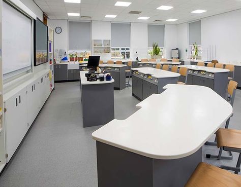 Headington School has invested in their Science Lab Refurbishment to create modern, inspriring, engaging spaces for future generations to excel in. Science Classroom Setup, Science Classroom Middle School, Science Classroom Ideas, Classroom Middle School, School Laboratory, Uk School, Elementary Science Classroom, Science Printables, Middle School Science Classroom