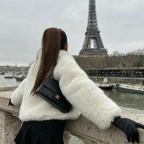 Mode Pastel, Estilo Blair Waldorf, Paris Winter, Paris Vibes, Parisian Lifestyle, Paris Girl, Rich Girl Aesthetic, Parisian Life, Paris Aesthetic