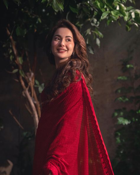 Hania Amir stuns in this gorgeous red saree 😍 Shop her look from laam.pk ✨ Brand: Faiza Saqlain ‼️ EVERYTHING FOR EVERYONE‼️☀️ 🇺🇸🇦🇺 USA & AUS - Flat PKR 7,500 shipping fee. 🇬🇧 UK - Flat PKR 7,500 and Free shipping on all orders above PKR 70,000. 🇦🇪 UAE - Flat PKR 1,500 and Free shipping on all orders over PKR 10,000. 🇸🇦 KSA - Flat PKR 5,000 and Free shipping on all orders over PKR 25,000. 🛍️ Tap the link in bio to shop now! @laamofficial @laambasics @laam_man @laam_kids @laam_couture @la... Sitting Poses In Saree, Poses In Saree, Saree Silhouette, Haniya Amir, Faiza Saqlain, Pakistani Casual Dresses, Raw Silk Blouse, Vermillion Red, Desi Dress