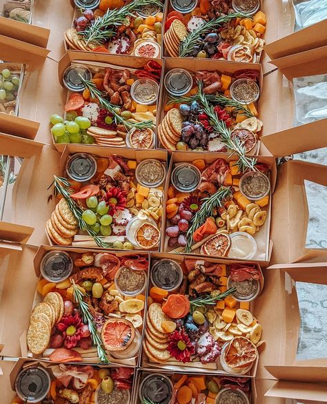 Charcuterie Gift Box, Charcuterie Lunch, Brunch Charcuterie, Charcuterie Box, Charcuterie Boxes, Grazing Food, Charcuterie Gifts, Lunch Catering, Charcuterie Inspiration