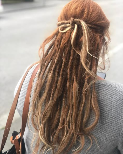 Feminine Dreadlocks, Loose Dreadlocks, Pretty Dreads, Partial Dreads, Dread Braids, Hair For School, Dreads Girl, Beautiful Dreadlocks, Hairstyle Long