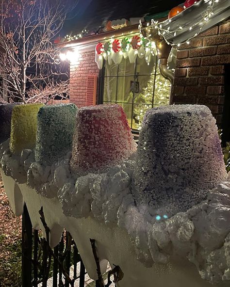 Christmas-Loving Mom Transforms Her Home Into Real-Life Gingerbread House (LOOK) Real Life Gingerbread House Ideas, Real Life Gingerbread House Decorations, Outdoor Gingerbread House Diy, Outside Gingerbread House Decorations, Outdoor Gingerbread House Decorations, Real Life Gingerbread House, Real Gingerbread House, Life Size Gingerbread House, Gingerbread House Wreath