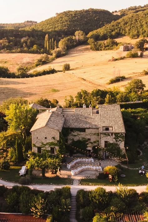 Tuscany Italy Wedding, Italian Wedding Venues, Assisi Italy, Wedding Pool Party, Sicily Wedding, Pool Wedding, Tuscan Wedding, Italian Countryside, Wedding In Italy