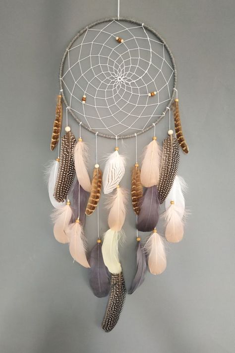 Dreamcatcher Ideas Unique, Handmade Dream Catcher Ideas, Dream Catcher Aesthetic, Dream Catcher Bedroom, Pink Dreamcatcher, Wall Hanging Dream Catcher, Dream Catcher Decor, Beautiful Dream Catchers, Feather Wall Hanging