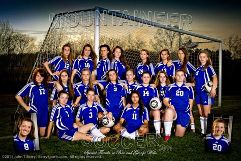 Soccer Team Poses Photo Ideas, Team Soccer Pictures, Soccer Group Pictures, Soccer Team Pictures Poses, Jersey Presentation, Soccer Portraits, Soccer Photography Poses, Soccer Team Pictures, Soccer Senior Pictures