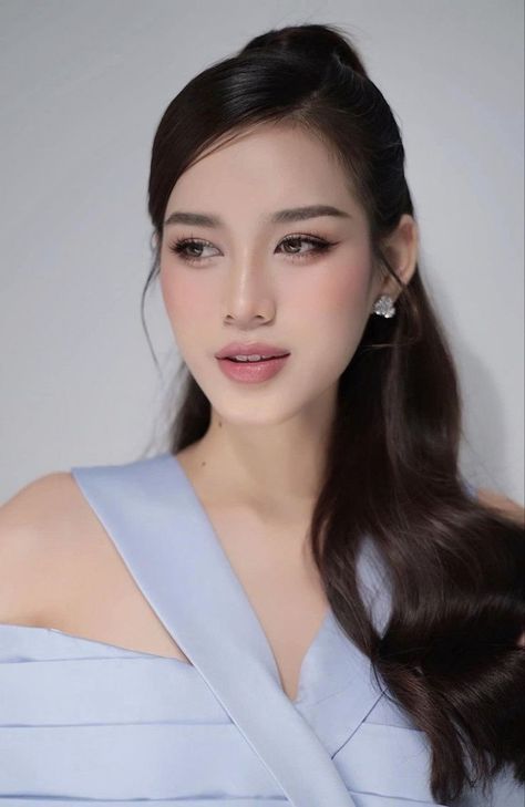 https://www.instagram.com/kasusuas?igsh=aDV2cWEzOTdnNTZr Thai Makeup Looks, Graduation Look Makeup, Makeup Asia, Pageant Makeup, Mekap Mata, Asian Makeup Looks, Light Makeup Looks, Bridal Makeup Natural, Smink Inspiration