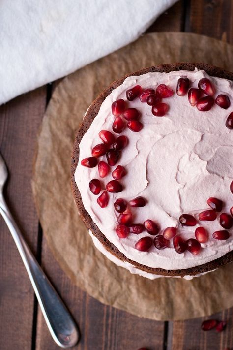 Pomegranate Cake Filling, Chocolate Pomegranate Cake, Stovetop Cake, Pomegranate Cake, Cocoa Powder Cookies, Cake Fillings, Tasty Treats, Cookies And Cream, Cream Cake