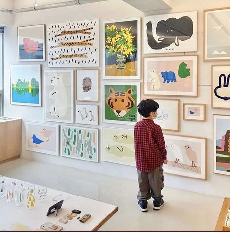 Kids Gallery Wall, Photowall Ideas, Spain House, Gold Room, Kids Rooms Inspo, Basement Playroom, Playroom Art, Playroom Design, Nursery Room Inspiration