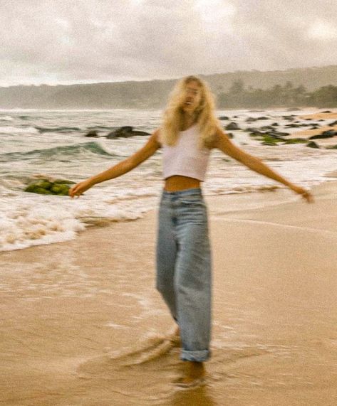 Surfergirl Style, Beach Shoot, Grad Pics, Beach Photoshoot, Summer Dream, How To Pose, Beach Vibe, Photography Inspo, Senior Photos