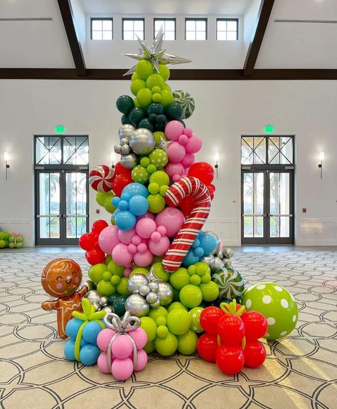 How To Make Balloon Christmas Tree, Christmas Tree Out Of Balloons, Balloon Christmas Trees, Grinch Balloon Decorations, Elf Balloon Arrival, Christmas Balloon Columns, Grinch Balloons, Christmas Tree With Balloons, Christmas Tree Balloons