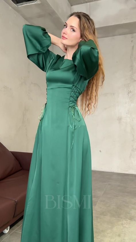 Instagram shop: bismi.kz ❤️ Elegant Dresses Classy Chic, Green Formal Gown, Kyoto University, Abaya Styles, Fashion Dresses Formal, Soiree Dresses, Modest Dresses Fashion, Chic Dress Classy, Formal Dresses With Sleeves