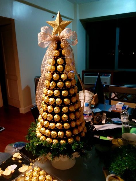 Ferrero rocher christmas tree  masterpiece by Joy and Charms :-) Ferrero Rocher Christmas Tree, Ferrero Rocher Christmas Ideas, Ferrero Rocher Decoration, Ferrero Rocher Christmas, Ferrero Rocher Tree, Bouquet Valentines, Christmas Candy Crafts, Candy Trees, Chocolate Tree