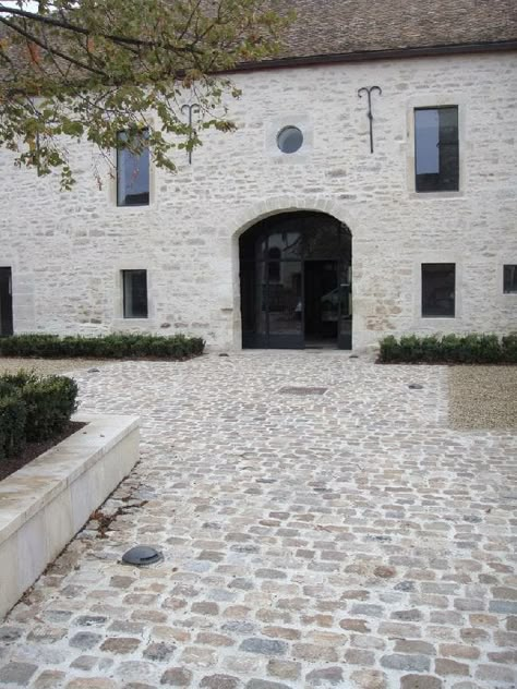 White Brick Driveway, Outdoor Patio Flooring, Paving Stone Patio, Brick Driveway, Backyard Seating Area, Stone Driveway, Driveway Design, Driveway Landscaping, Backyard Seating