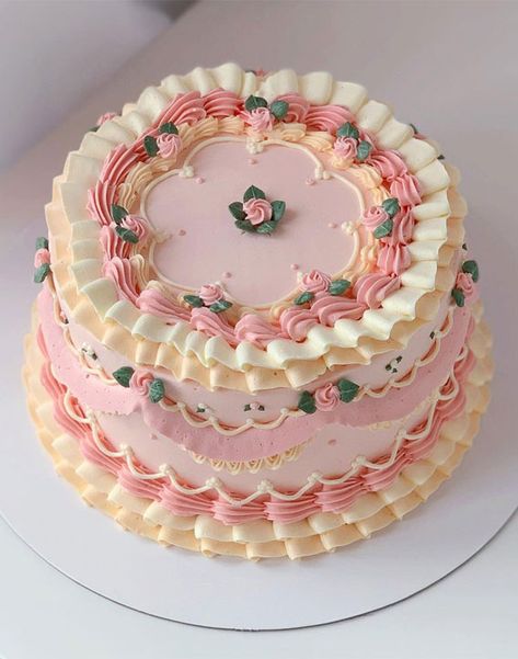 6. Dreamy Pastel Cake Looking for beautiful, vintage and mouth-watering cake ideas ?  Think buttercream swirls, fluffy, charming, lace, basketweave and frills—Lambeth vintage cakes are... Tårta Design, Vintage Birthday Cakes, Decorative Cakes, Pastel Cakes, Pretty Dessert, Cake Inspo, Cute Baking, Classic Cake, Pretty Birthday Cakes