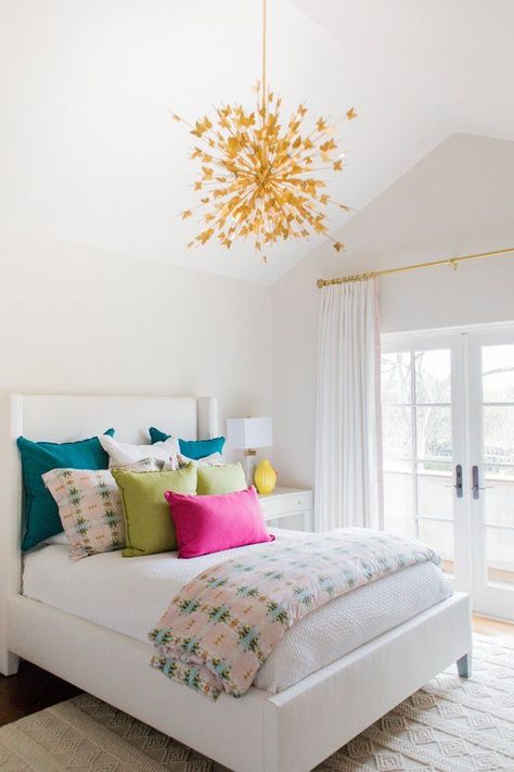 Preppy Grandmillenial Bedroom, White Bed With Colorful Pillows, White Bedding With Pops Of Color, All White Bedroom With Pops Of Color, White Room With Pops Of Color, Bright Color Bedroom Ideas, Bedroom Aesthetic Colorful, Bedroom Aesthetic Preppy, Aesthetic Preppy Bedroom