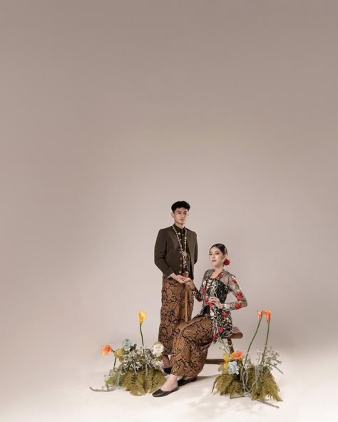 Javanese Prewedding Studio, Foto Adat Jawa, Prewed Adat Jawa, Wedding Adat Jawa, Photo Wedding Ideas, Asia Outfit, Indonesia Traditional Clothes, Prewedding Adat, Traditional Photoshoot