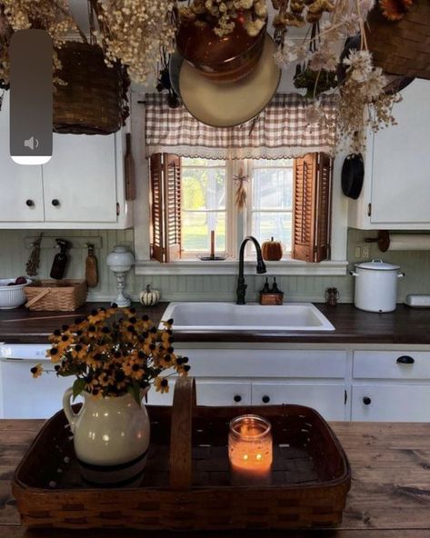 Pioneer Aesthetic Home, Antique Cottage Kitchen, Cozy Autumn Apartment, Farmhouse Cottage Core, Grandma Core Home Decor, Grandma Kitchen Aesthetic, Cozy Kitchen Cottage, Cottage Core Kitchen Ideas, Old Country Decor