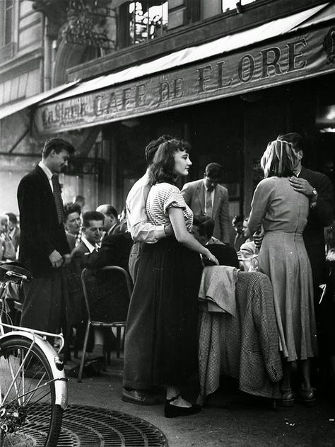 30 Amazing B&W Photos of Street Scenes of Paris Taken by Robert Doisneau in the 1940s-50s Milton Greene, Black And White People, Italian Street, Musee Carnavalet, Cafe Society, Robert Doisneau, Henri Cartier Bresson, Old Paris, French Photographers