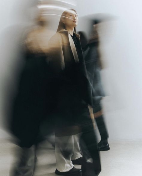 Blurry Photo Ideas, Blurry People, Creative Studio Photography, Elegant Photos, Motion Blur Photography, Movement Photography, Blur Photography, Fashion Model Photography, Motion Blur