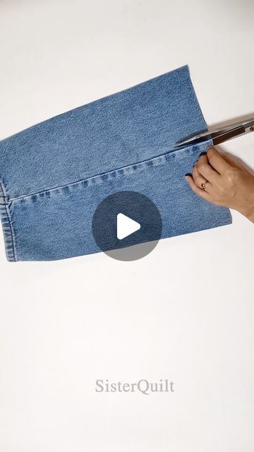 Jean Bags Pattern Ideas, Jeans Recycle Ideas, Bag From Jeans, Diy Jeans Bag Tutorial, Diy Jean Bag, Recycled Jeans Bag, Denim Bag Patterns, Handbag Sewing Patterns, Denim Crafts Diy