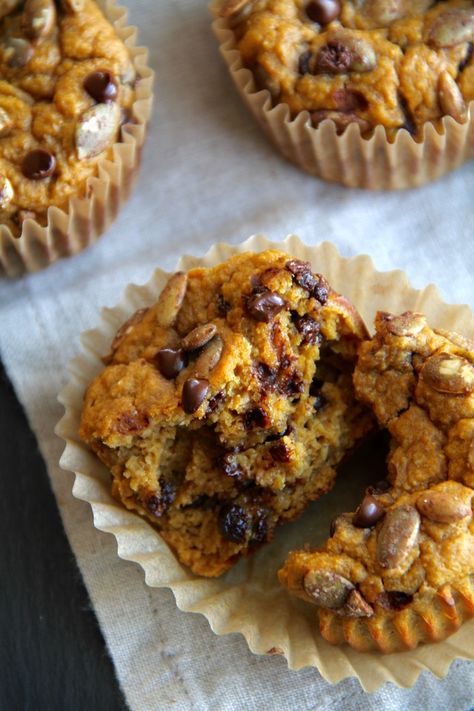 Oat Greek Yogurt Muffins, Muffins With Greek Yogurt, Pumpkin Oat Muffins, Healthy Pumpkin Muffins, Greek Yogurt Muffins, Pumpkin Oats, Yogurt Muffins, Banana Oat, Healthy Muffins