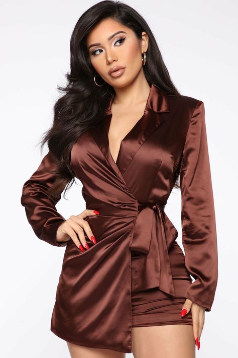 Look Kylie Jenner, Silk Wrap Dress, Satin Romper, Hijab Fashionista, Chic Fall Outfits, Stylish Work Attire, Wrap Romper, Effortlessly Chic Outfits, Brown Satin