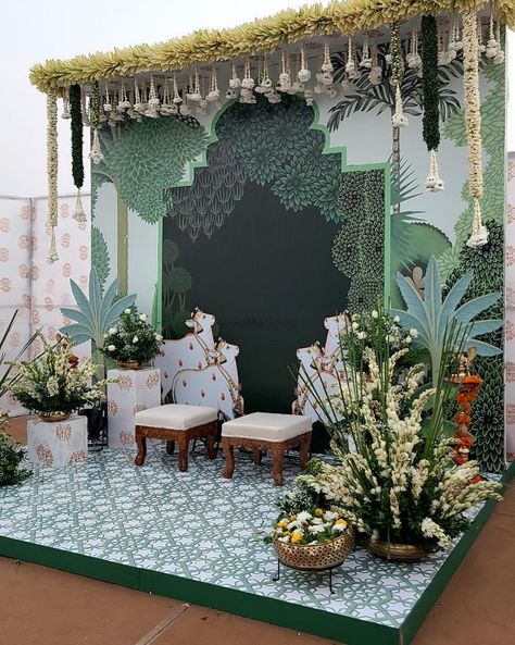 Haldi Backdrops, Haldi Decoration Ideas, Indoor Wedding Decorations, Small Wedding Decor, Mehendi Decor Ideas, Simple Stage Decorations, Home Flower Decor, Desain Buklet, Personalized Wedding Decor