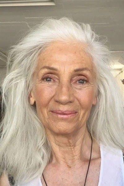 Wiry Hair, Gel Hairstyles, Hairstyles For Black Ladies, Long Hair Older Women, Chic Bob, Long White Hair, Grey White Hair, Grey Hair Inspiration, Beautiful Gray Hair