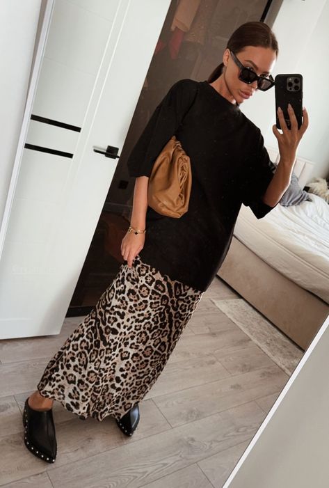 Animal Print Long Skirt Outfit, Printed Long Skirt Outfits, Animal Print Skirt Outfit, Printed Skirt Outfit, Work Ootd, Annie Hall, Silver Shirt, Long Skirt Outfits, Animal Print Outfits